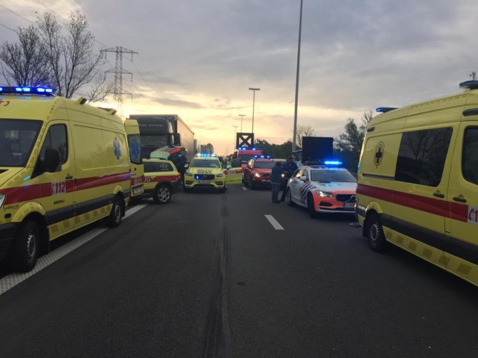 E313 in Grobbendonk tijdlang afgesloten richting Antwerpen door zwaar ongeval