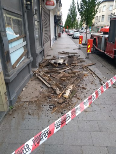 Brandweer haalt losse dakgoot van gebouw: openbaar vervoer verstoord
