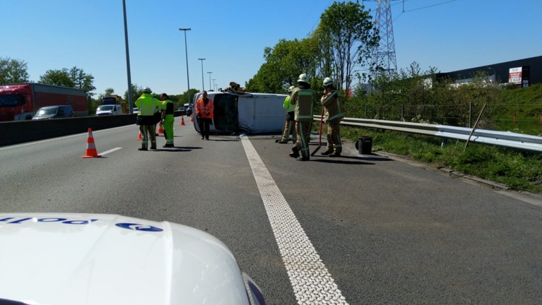 Bestuurder bestelwagen verliest controle over stuur en belandt op dak