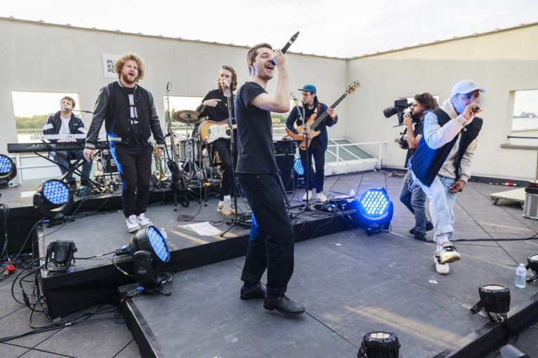 Blackwave speelt de pannen van het M HKA-dak
