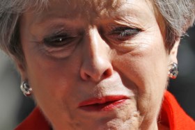 Theresa May in tranen bij aankondiging vertrek als Brits premier: “Ik heb het echt geprobeerd”