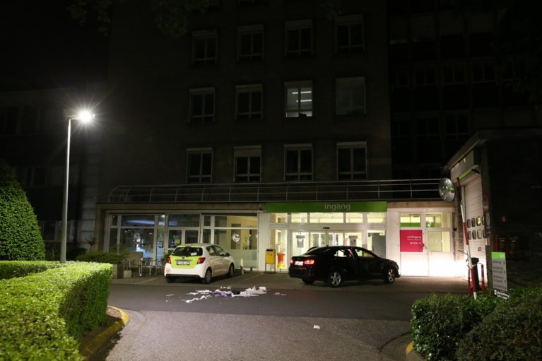 Twee slachtoffers met steekwonden gevonden voor ingang van ziekenhuis