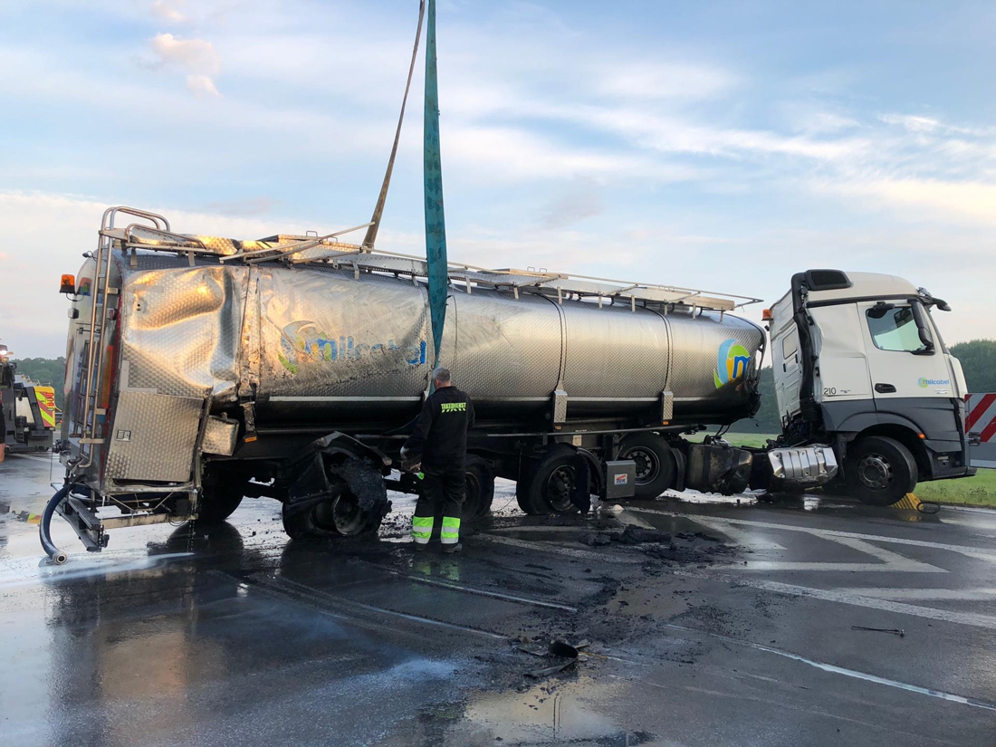 Tankwagen Met Melk Kantelt: E34 Urenlang Volledig Versperd (Zoersel ...