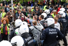 “Geweldloze” betoging van gele hesjes in Brussel loopt uit de hand: groep scheurt zich af en vernielt straatmeubilair