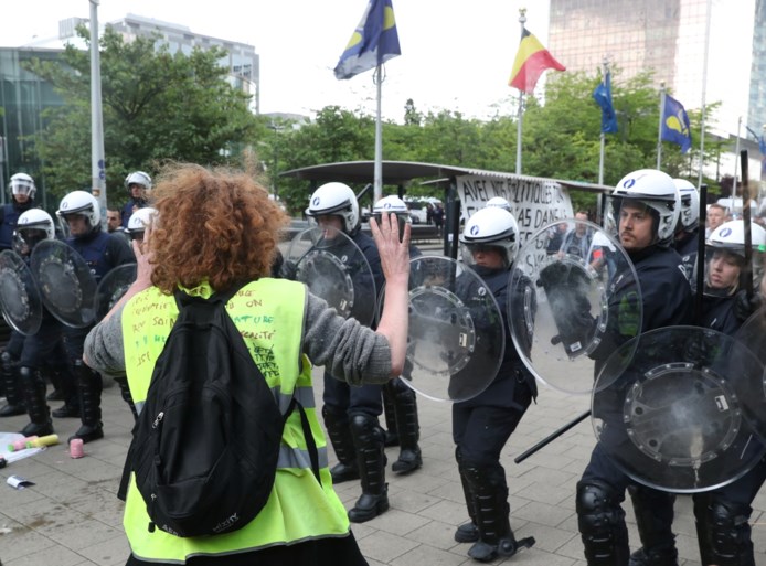 “Geweldloze” betoging van gele hesjes in Brussel loopt uit de hand: groep scheurt zich af en vernielt straatmeubilair