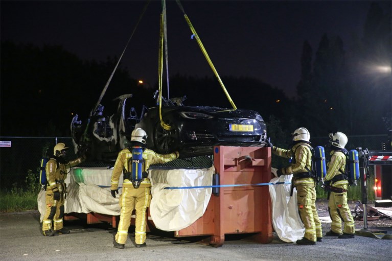 Tesla brandt uit aan laadpaal en wordt in bad gestoken