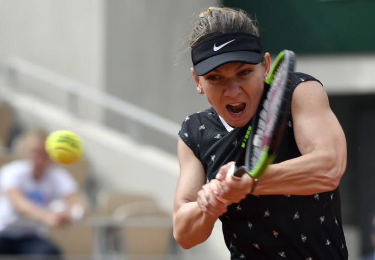 ROLAND GARROS. Djokovic haalt op een drafje de laatste acht, titelverdedigster Halep demonstreert