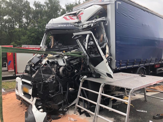 Vrachtwagen rijdt achteraan in op file: bestuurder in kritieke toestand afgevoerd