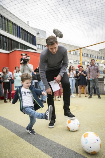 Jan Vertonghen schenkt slimme voetbalmuur aan jonge patiënten UZA
