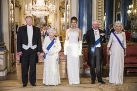 Koningin Elizabeth uit subtiele kritiek op beleid van Donald Trump bij officieel staatsbanket