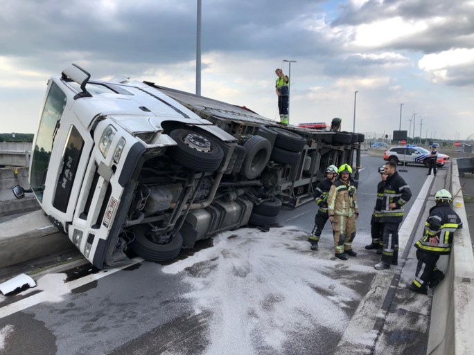 Oprit E19 in Brecht vijf uur lang afgesloten door gekantelde vrachtwagen