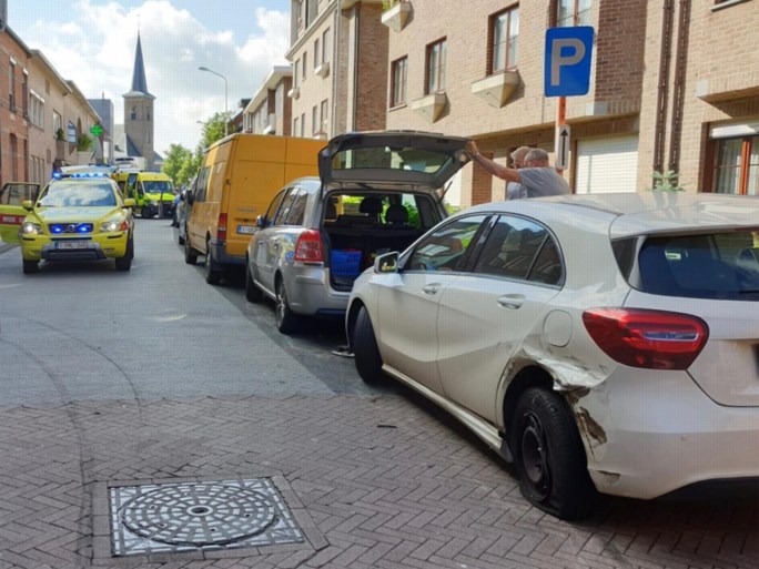 Wagen op zijn kant in Aartselaar: inzittenden door brandweer bevrijd