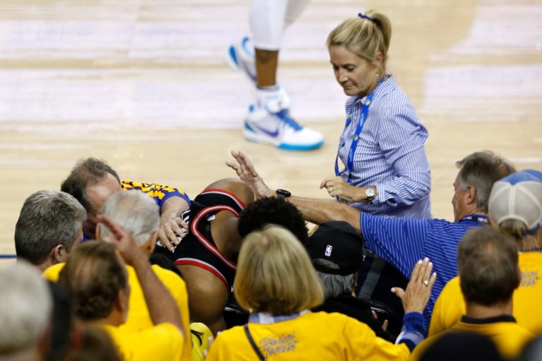 NBA lacht er niet mee: mede-eigenaar van Warriors zwaar bestraft nadat hij tegenstander duwde en uitschold