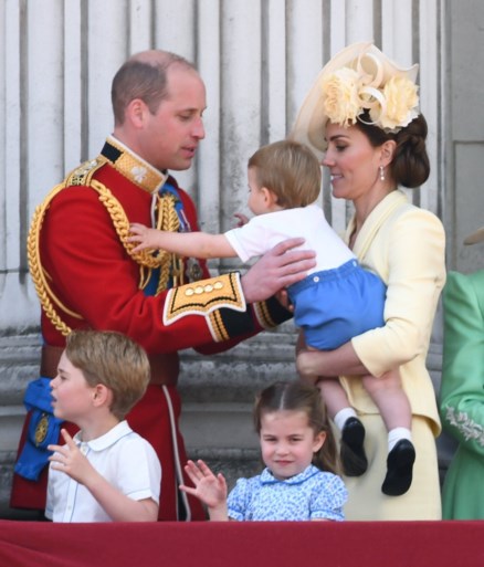 33 jaar later: prins Louis draagt dezelfde outfit als prins Harry tijdens verjaardag Britse Queen