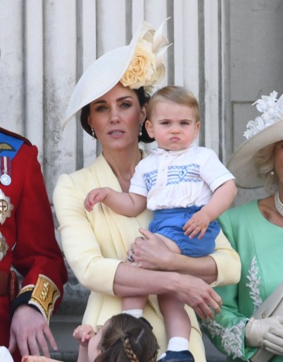 33 jaar later: prins Louis draagt dezelfde outfit als prins Harry tijdens verjaardag Britse Queen