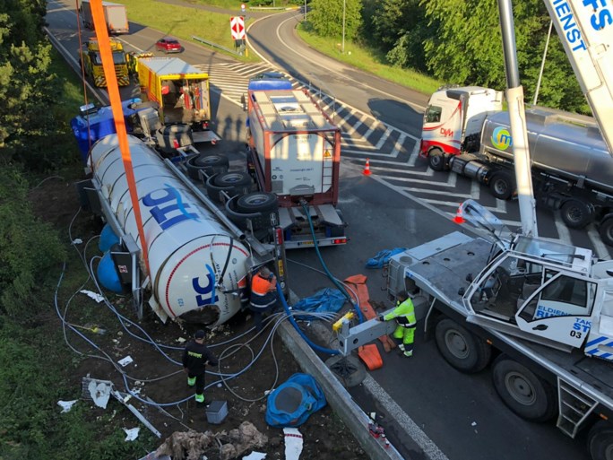 Vrachtwagen gekanteld op E34, weg urenlang versperd door gemorst fruitsap