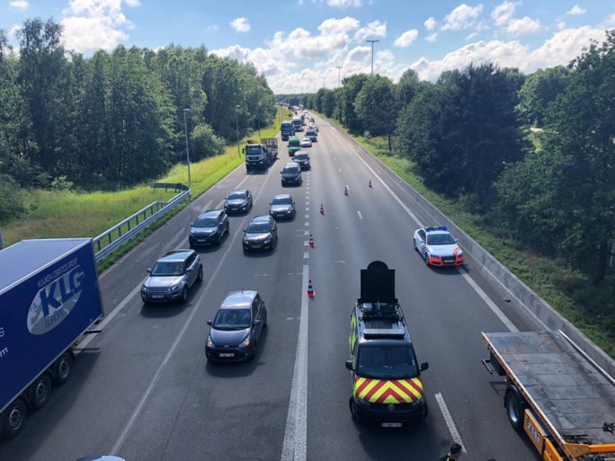 Vrachtwagen gekanteld op E34, weg urenlang versperd door gemorst fruitsap