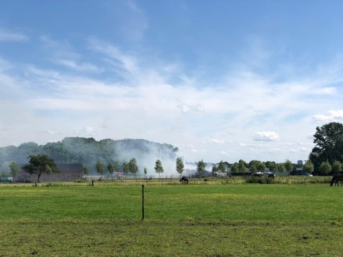 Brand in loods zorgt voor felle rookpluim boven Rumst