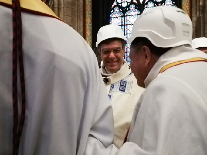 Zo houden priesters eerste misviering sinds brand in Notre-Dame