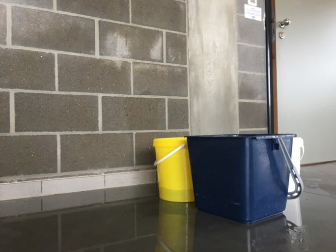 Regenwater loopt binnen in sporthal van Heist-op-den-Berg, ook op andere plaatsen overlast