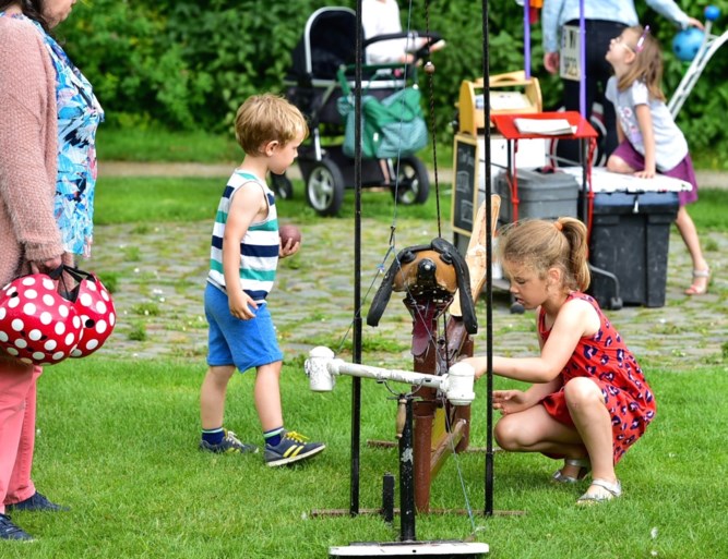 Rozenfeesten Vrijbroekpark brengen bezoekers in ‘retro-sfeer’