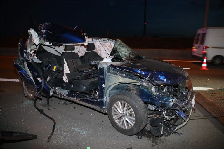Auto rijdt in op vrachtwagen, bestuurder lichtgewond