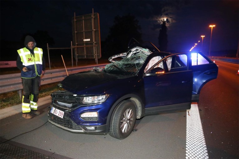 Auto rijdt in op vrachtwagen, bestuurder lichtgewond