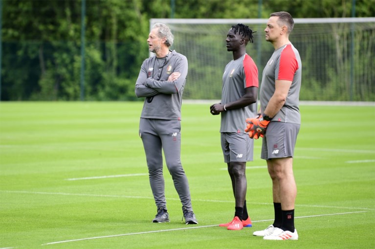 Michel Preud’homme verwelkomt 22 spelers op eerste training van Standard, met Mbaye Leye naast zich als nieuwe assistent