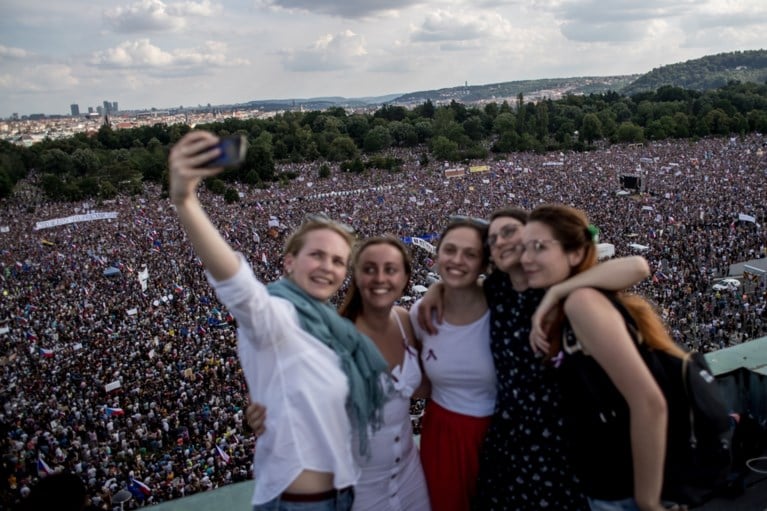 Ongezien massaprotest in Praag tegen miljardair-premier