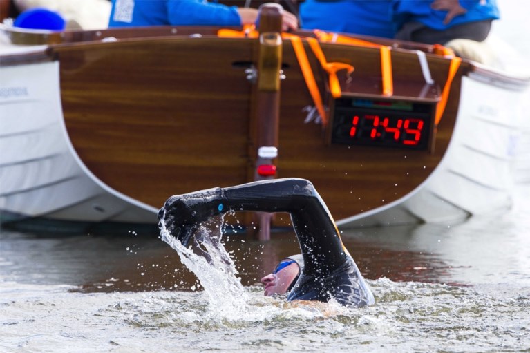 Nederlander voltooit Elfstedenzwemtocht en wordt onthaald door massa in Leeuwarden