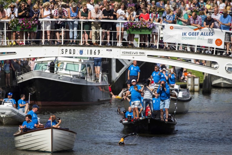 Nederlander voltooit Elfstedenzwemtocht en wordt onthaald door massa in Leeuwarden