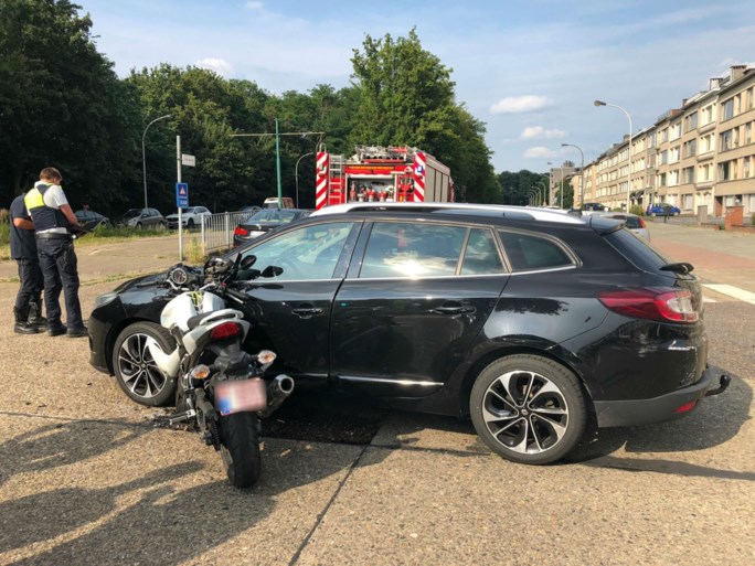 Motorrijder in levensgevaar na botsing in Deurne