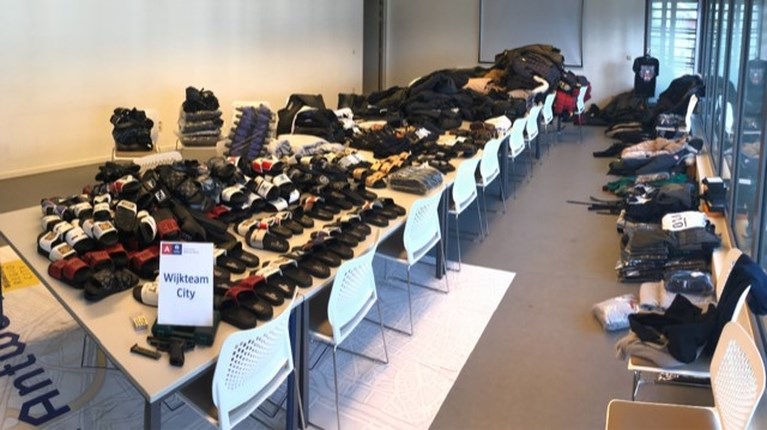 Politie ontdekt verborgen winkels vol namaakkledij: duizenden stuks in beslag genomen