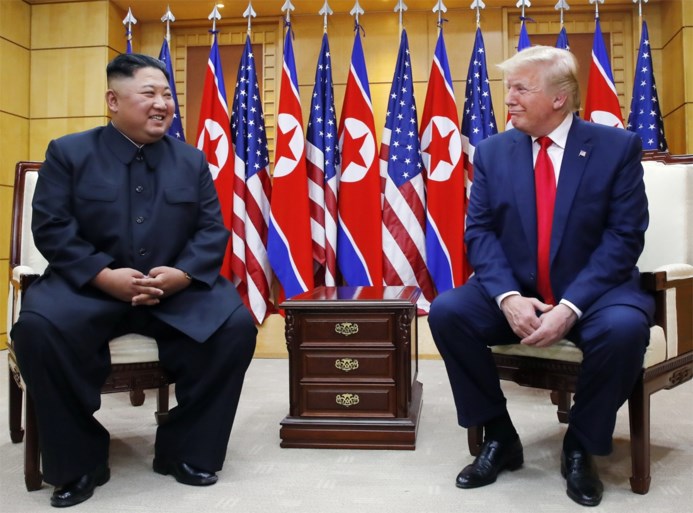 President Trump schudt Kim Jong-un de hand bij ongeplande ontmoeting in gedemilitariseerde zone
