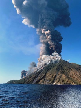Vulkaan barst uit op eiland Stromboli: één dode, toeristen vluchten uit hotels