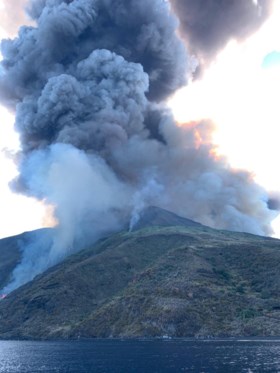Vulkaan barst uit op eiland Stromboli: één dode, toeristen vluchten uit hotels