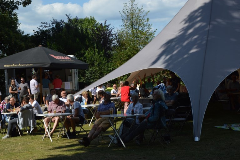 Picknicken met vrienden terwijl kinderen zich gratis amuseren: je kan niet vroeg genoeg 11 juli vieren