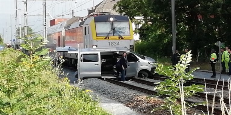 Bestuurder zonder rijbewijs slalomt tussen slagbomen, trein kan aanrijding niet vermijden