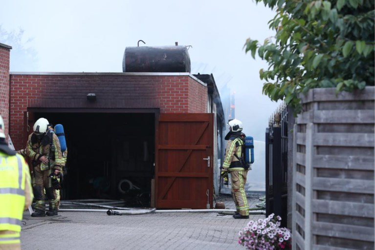 Schuur vol hooi vat vuur: gebouw volledig vernield