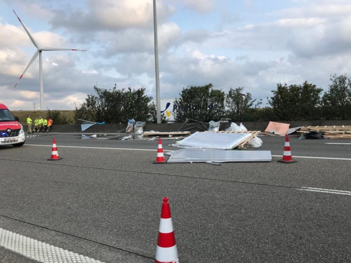 Zware hinder op E34 door ladingverlies en ongeval: bestuurder als bij wonder ongedeerd