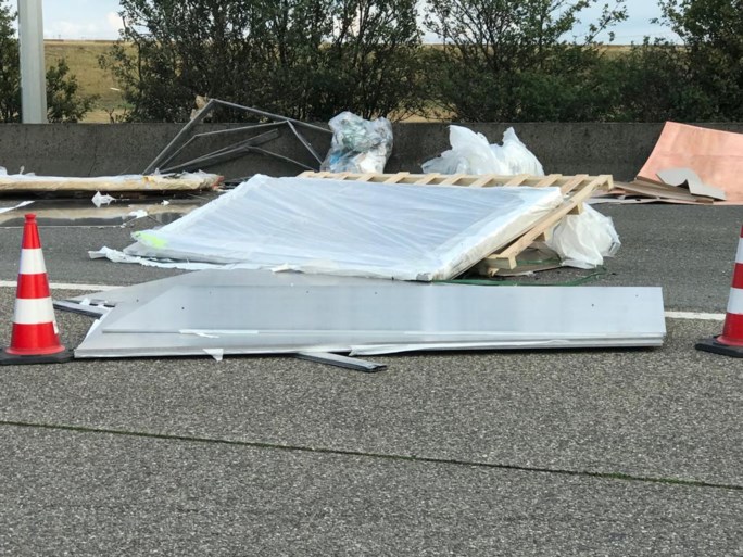 Zware hinder op E34 door ladingverlies en ongeval: bestuurder als bij wonder ongedeerd