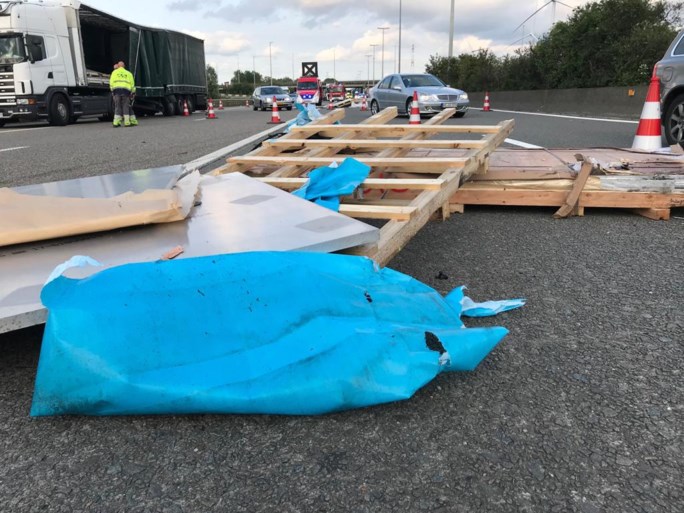 Zware hinder op E34 door ladingverlies en ongeval: bestuurder als bij wonder ongedeerd