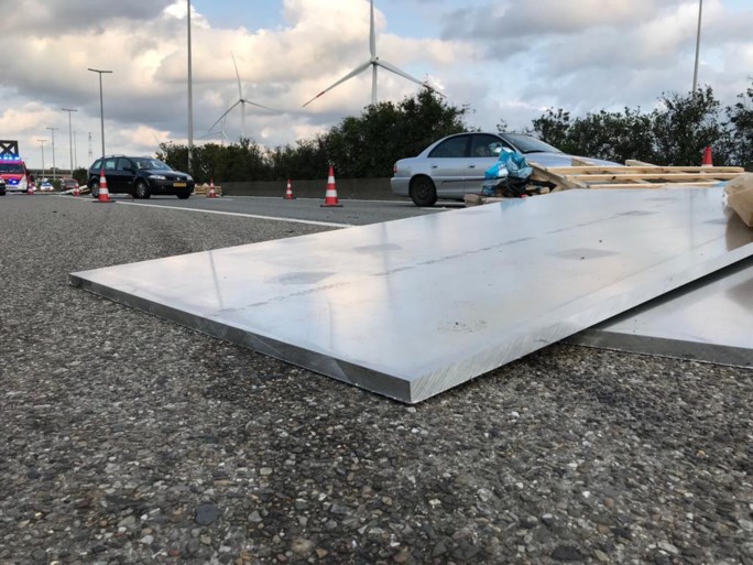 Zware hinder op E34 door ladingverlies en ongeval: bestuurder als bij wonder ongedeerd