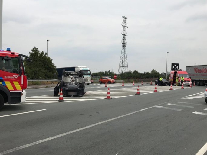 Auto belandt op dak bij ongeval: brandweer moet twee inzittenden bevrijden