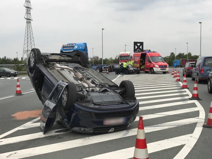 Auto belandt op dak bij ongeval: brandweer moet twee inzittenden bevrijden