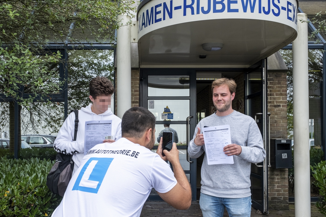 Onze Reporter Volgt Snelcursus Theoretisch Rijexamen En Stel ...