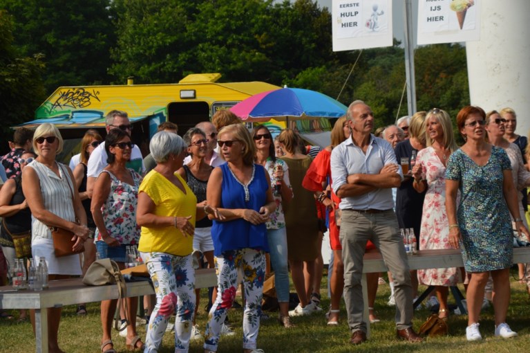 Dex doet wei achter windmolen dansen