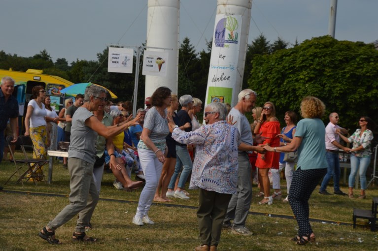 Dex doet wei achter windmolen dansen