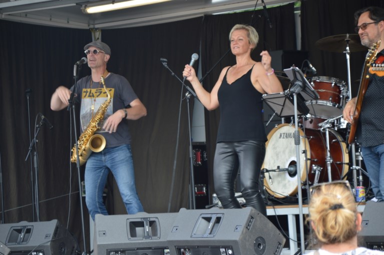 Dex doet wei achter windmolen dansen