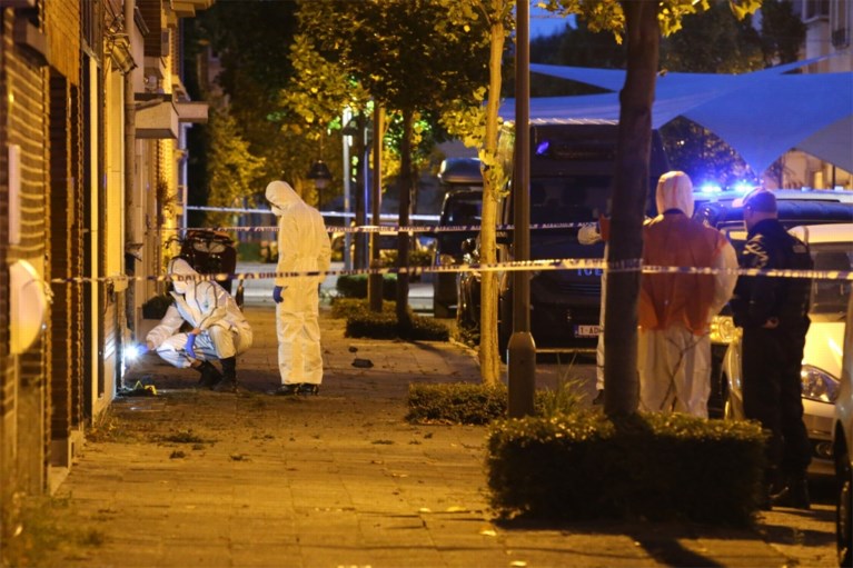 Granaatontploffing in Berchem: wagens en gevels beschadigd, twee inslagen vastgesteld